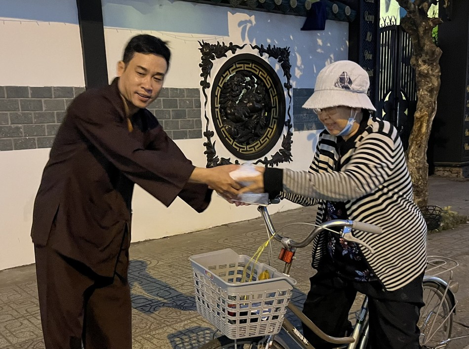 Trao tặng cơm chay đến người đi đường Trao tặng cơm chay đến người đi đường