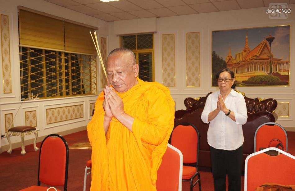 Hòa thượng Danh Lung dâng hương tưởng niệm