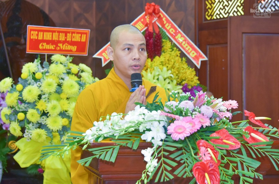 Đại đức Thích Minh Ân, trụ trì chùa Minh Đạo báo cáo tiến trình xây dựng