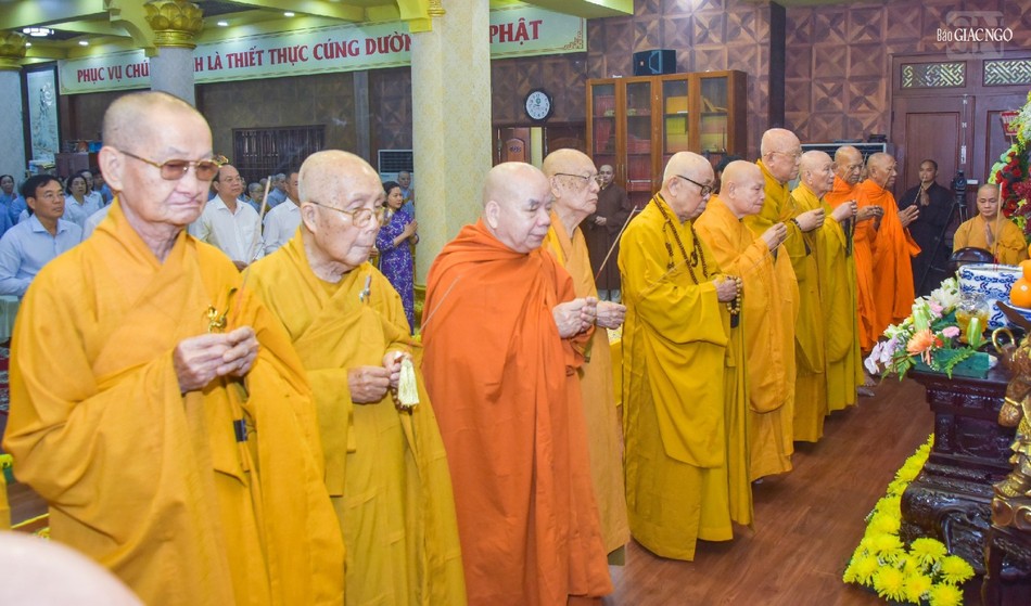 Chư tôn đức niêm hương, lễ Phật