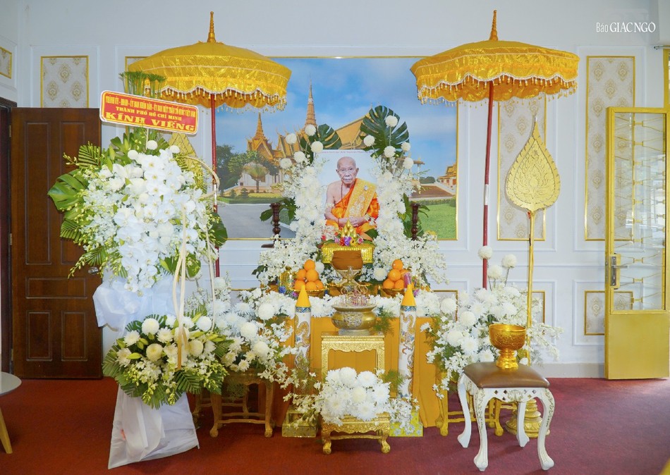 Mỗi ngày từ 6 giờ đến 19 giờ, chư Tăng Ni và Phật tử đều có thể đến Thương vụ Tổng Lãnh sự Quán Campuchia tưởng niệm Đại lão Hòa thượng Tep Vong