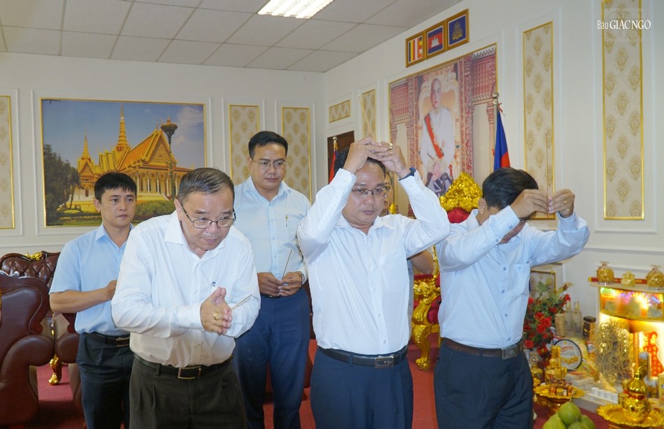 Đoàn đại diện lãnh đạo Thành ủy và các cơ quan TP.HCM dâng hương tưởng niệm Đại lão Hòa thượng Tep Vong