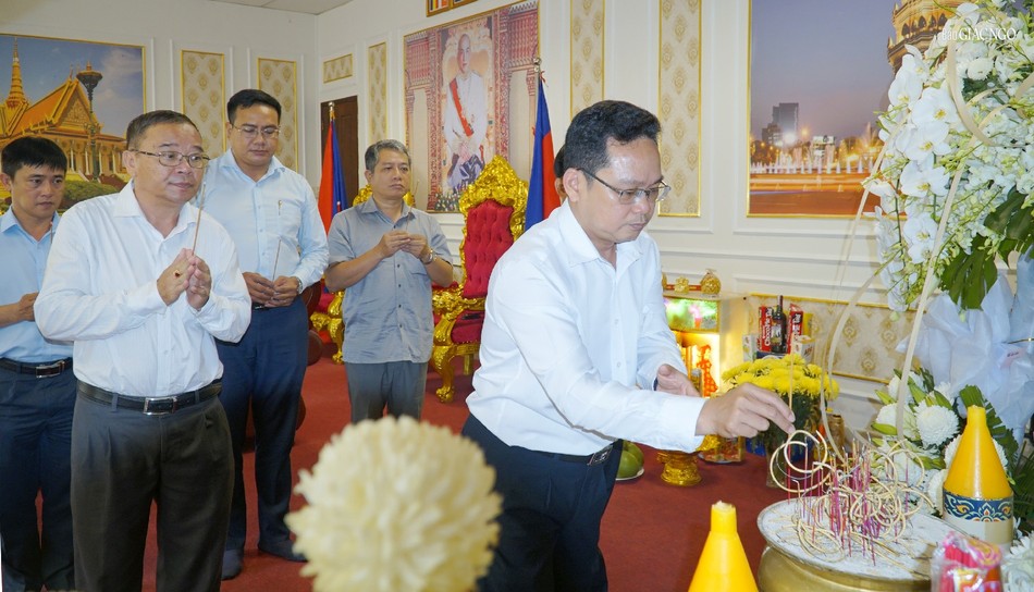 Ông Phạm Minh Tuấn cùng thành viên đoàn dâng hương tưởng niệm