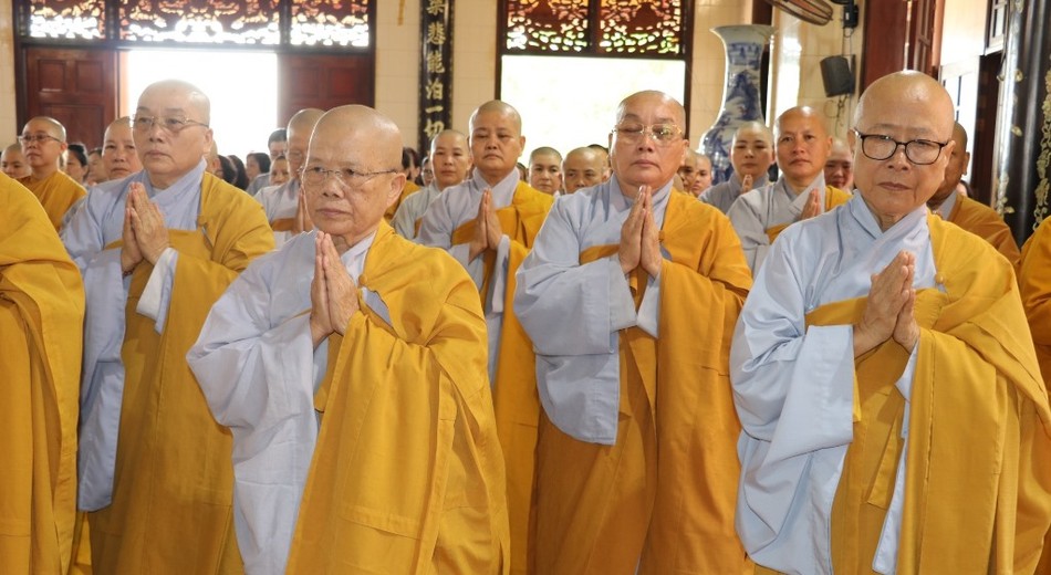 Chư Ni thành kính tưởng niệm Chư Ni thành kính tưởng niệm