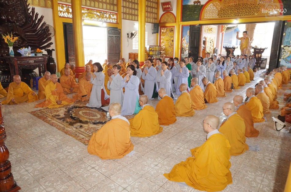 Phật tử nghe giới