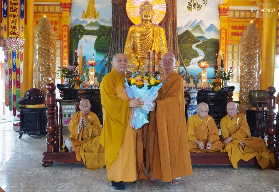 Hòa thượng Thích Giác Thuận chúc mừng đến Đại đức Thích Thiện Phát được tấn phong Thượng tọa