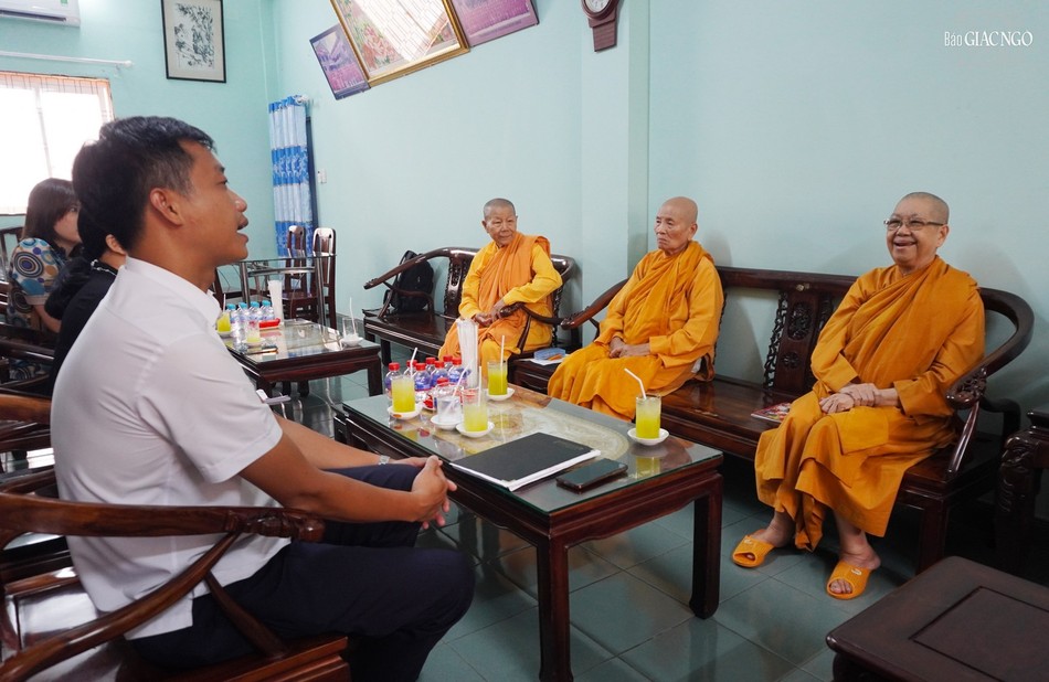 Ni trưởng Thích nữ Viên Liên, Trưởng ban Quản Trị tịnh xá Ngọc Phương cùng chư Ni tiếp đoàn Ni trưởng Thích nữ Viên Liên, Trưởng ban Quản Trị tịnh xá Ngọc Phương cùng chư Ni tiếp đoàn