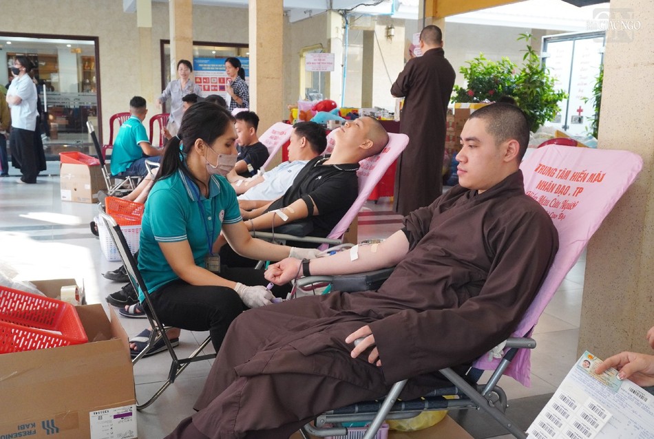 Đại đức Thích Tâm Tuệ hiến máu nhân đạo lần thứ 5 Đại đức Thích Tâm Tuệ hiến máu nhân đạo lần thứ 5