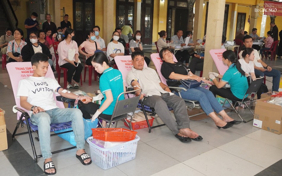 Nhiều người ở TP.HCM về chùa Vĩnh Nghiêm hiến máu Nhiều người ở TP.HCM về chùa Vĩnh Nghiêm hiến máu