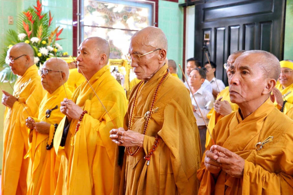 Chư tôn đức dâng hương cầu nguyện Chư tôn đức dâng hương cầu nguyện