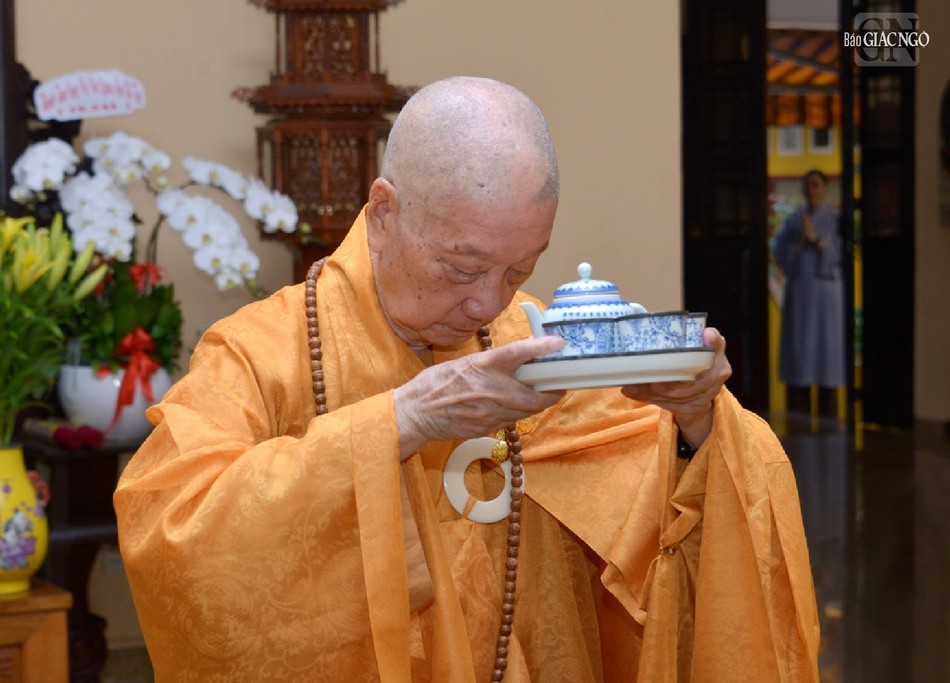 Đại lão Hòa thượng Pháp chủ GHPGVN dâng trà cúng dường