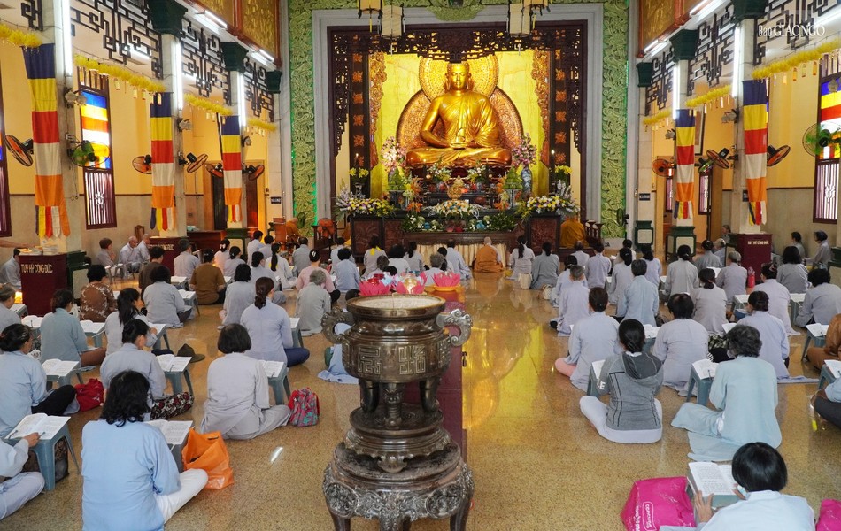 Trước đó là khóa lễ tụng kinh A Di Đà tưởng niệm chung thất Trưởng lão Hòa thượng Thích Hiển Tu, Phó Pháp chủ Hội đồng Chứng minh, viện chủ chùa Phật học Xá Lợi