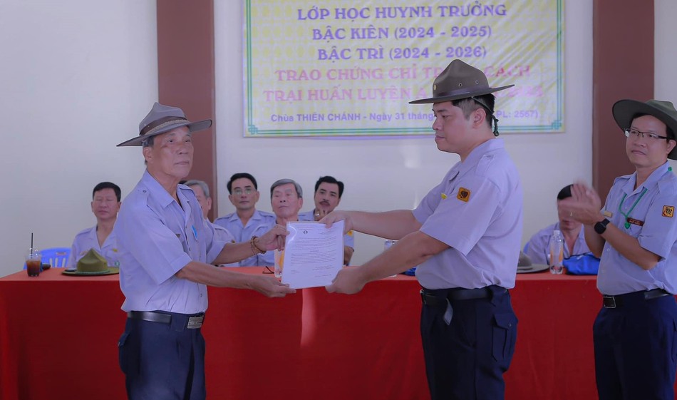 Trao quyết định đến huynh trưởng Tâm Tuệ làm Trưởng ban Điều hành bậc Trì niên khóa 2024 - 2026 Trao quyết định đến huynh trưởng Tâm Tuệ làm Trưởng ban Điều hành bậc Trì niên khóa 2024 - 2026