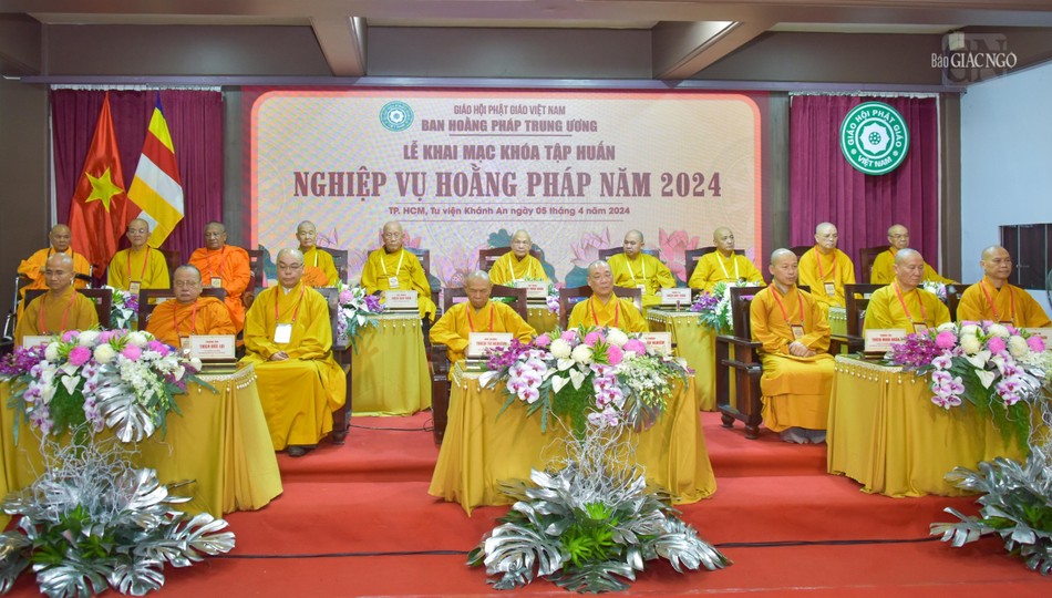 Chư tôn đức chứng minh lễ khai mạc khóa tập huấn nghiệp vụ hoằng pháp năm 2024