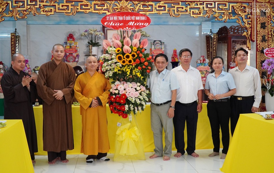 Đại diện chính quyền Q.3 chúc mừng đến chư tôn đức