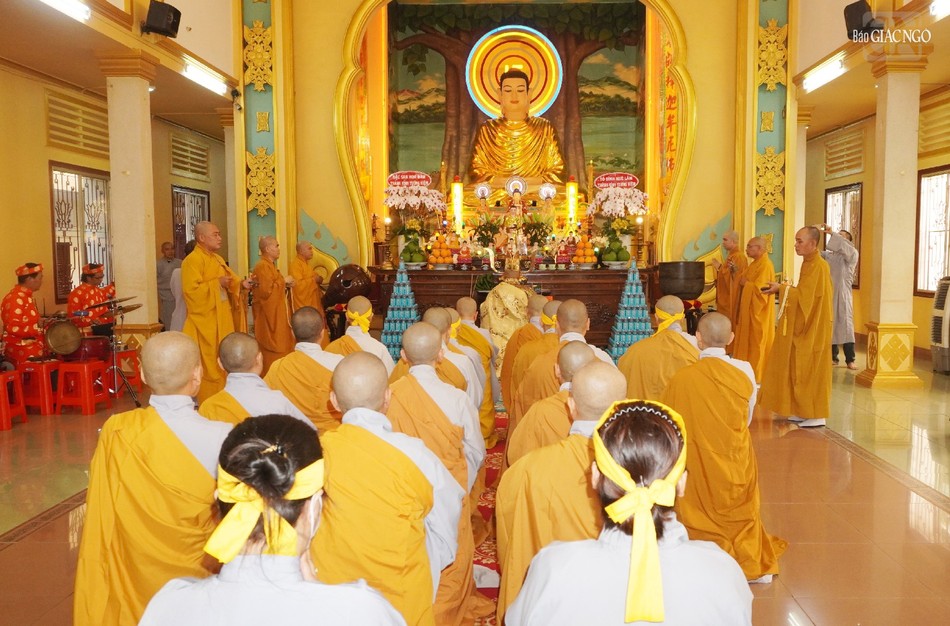 Khóa lễ tại chánh điện Khóa lễ tại chánh điện