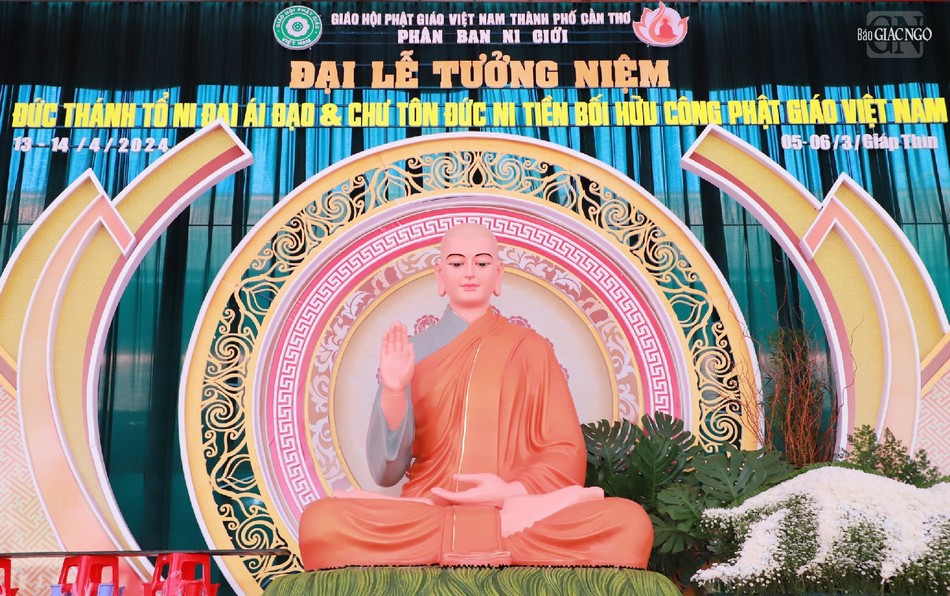 Các khâu thiết trí đang gấp rút hoàn thiện trong chiều 11-4