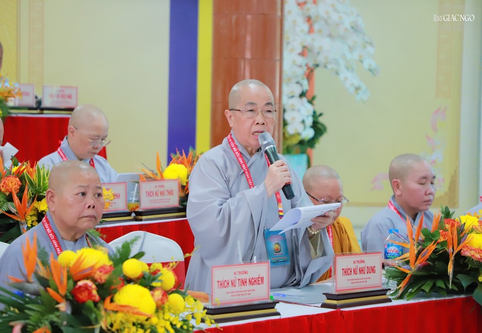 Ni trưởng Thích nữ Như Dung, Phó Phân ban Ni giới T.Ư, Trưởng Phân ban Ni giới tỉnh Đồng Nai điều phối tọa đàm