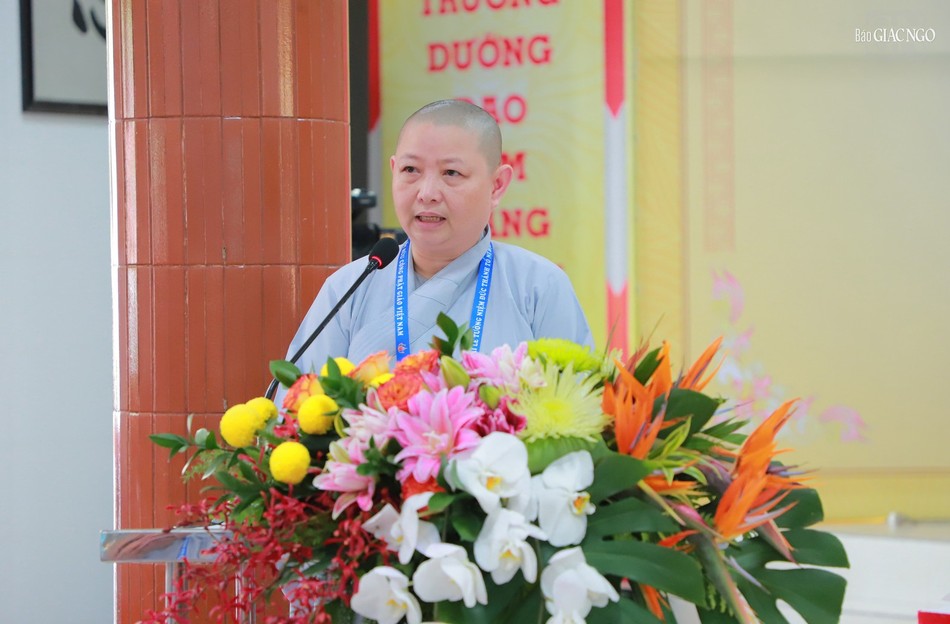 Ni sư Thích nữ Huệ Hiếu, Ủy viên Thường trực Phân ban Ni giới T.Ư trình bày tham luận &quot;Tiếp bước tiền nhân - phát huy chánh pháp tại chùa Thiên Quang, TP.Cần Thơ&quot;