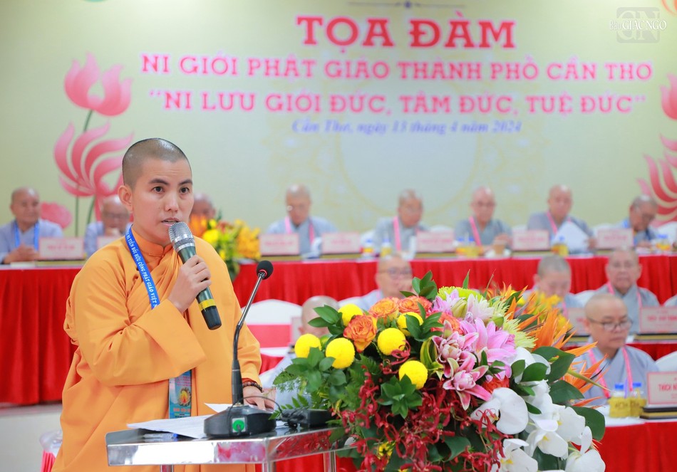 Sư cô Thích nữ Thuận Liên trình bày tham luận &quot;Ni trưởng Dõng Liên: Tinh thần phụng sự Đạo pháp và Dân tộc&quot;