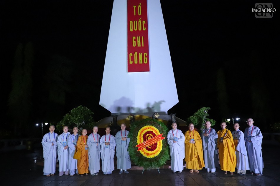 Trước đó, Ni sư Thích nữ Như Hương, Phó ban kiêm Trưởng Phân ban Ni giới Phật giáo TP.Cần Thơ làm trưởng đoàn cùng chư Ni đã dâng hương tưởng niệm tại nghĩa trang Liệt sĩ TP.Cần Thơ