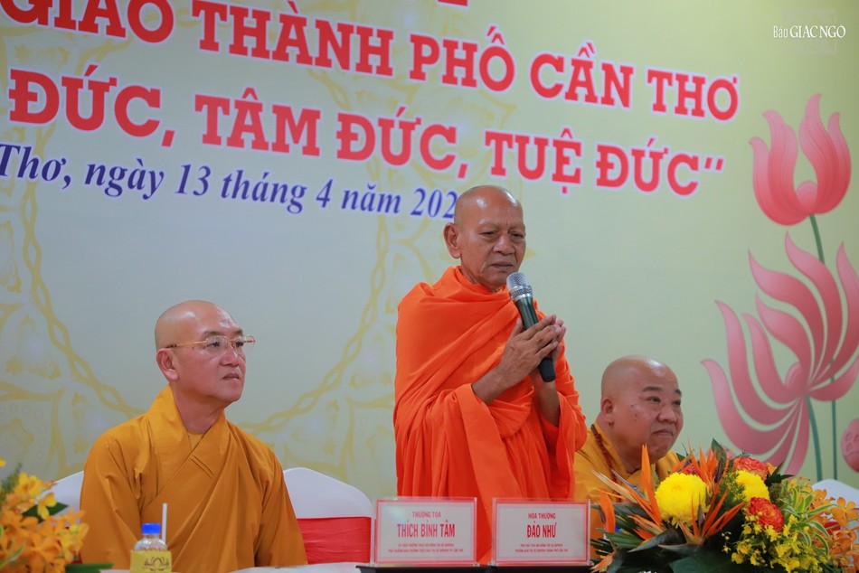 Hòa thượng Đào Như ban đạo từ tại lễ khai mạc tọa đàm khoa học