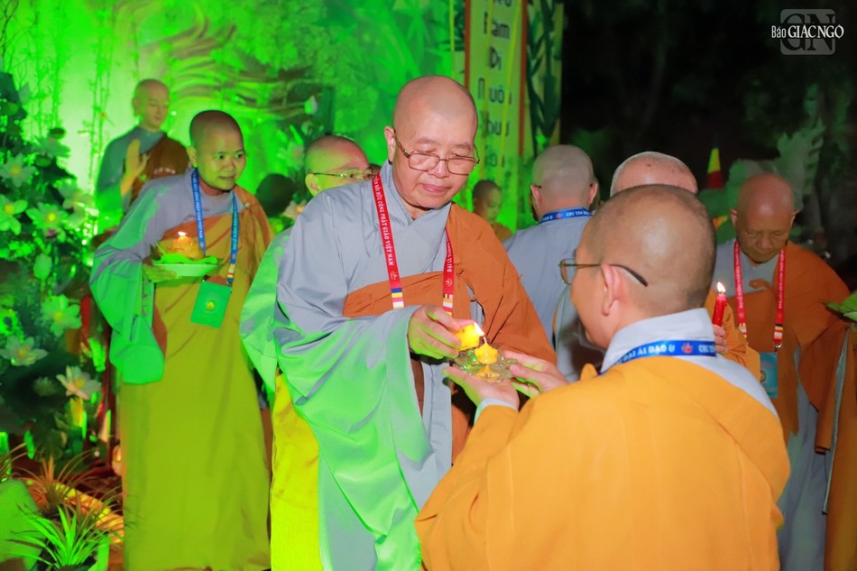 Ánh sáng trí tuệ được chư Ni trưởng truyền trao