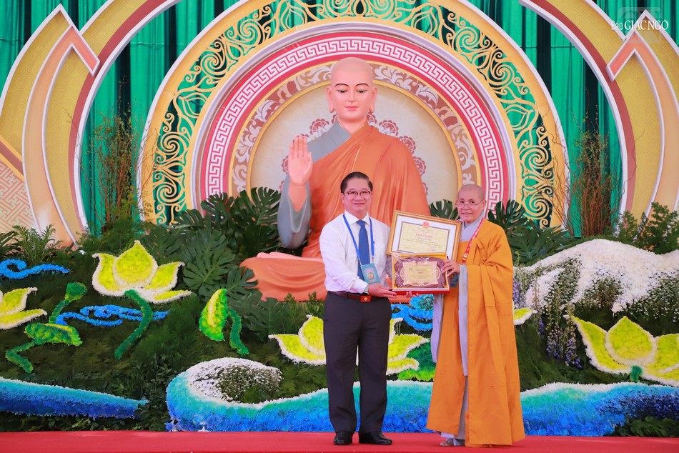 Ông Trần Việt Trường, Phó Bí thư Thành ủy, Chủ tịch UBND TP.Cần Thơ trao tặng Bằng khen của Chủ tịch UBND TP đến Phân ban Ni giới TP.Cần Thơ