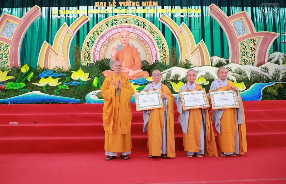 Hòa thượng Thích Thiện Thống trao tặng bằng Tuyên dương công đức đến chư Ni