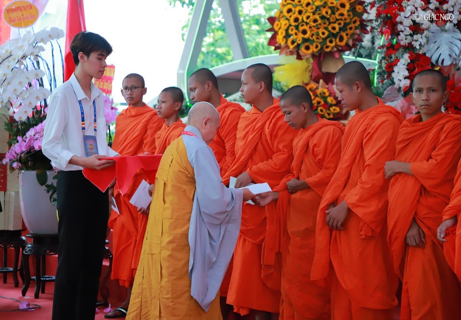 Trao tặng các suất học bổng đến chư Tăng