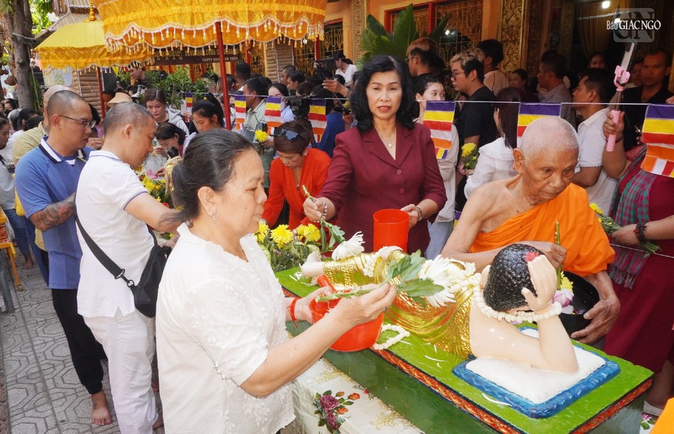 Đối với người Khmer, chùa là nơi tôn nghiêm và cũng chính là ngôi nhà chung của cả cộng đồng. Vì vậy tất cả các lễ hội đều tập trung tại chùa, đặc biệt là lễ đón Tết Chôl Chnăm Thmây