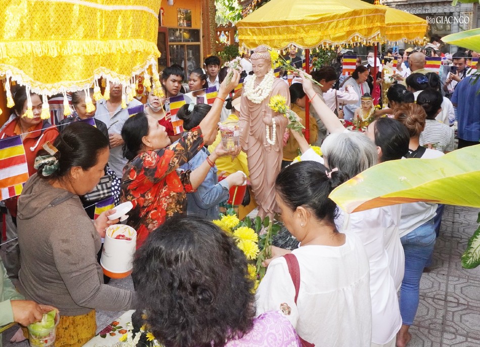 Phật tử thực hiện nghi thức Tắm Phật