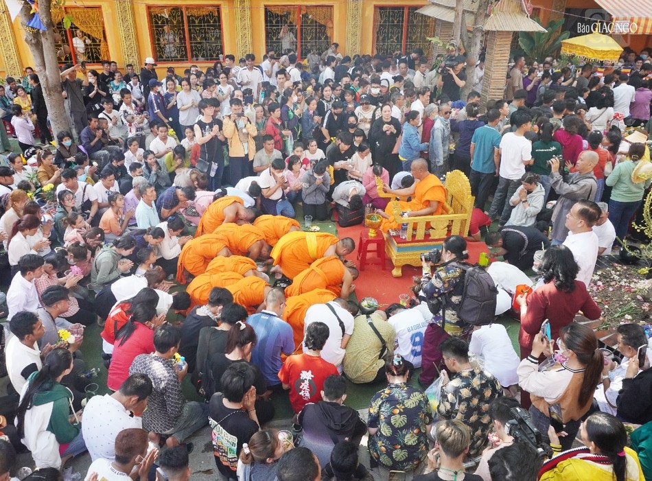 Chư Tăng và Phật tử đảnh lễ Hòa thượng Danh Lung xin sám hối những lỗi lầm trong năm cũ