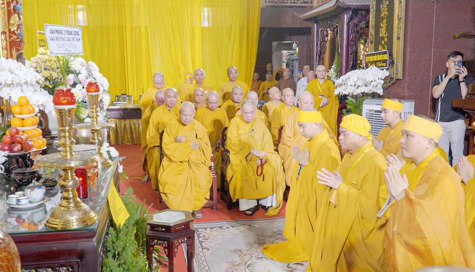 Chư tôn đức Hội đồng Chứng minh, Hội đồng Trị sự tưởng niệm Hòa thượng Thích Phước Hạnh tại chùa Phật Ngọc Xá Lợi