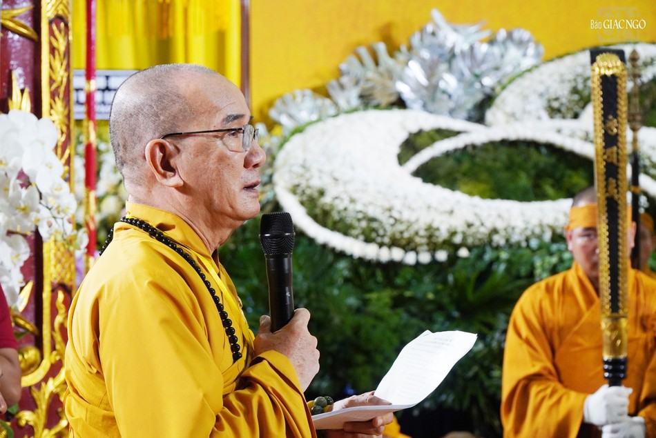 Thượng tọa Thích Lệ Lạc đọc lời tưởng niệm của Ban Trị sự GHPGVN tỉnh Vĩnh Long