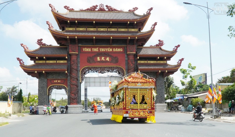 Phụng tống kim quan Hòa thượng Thích Phước Hạnh từ từ rời chùa Phật Ngọc Xá Lợi đến Sơn Trang Tiên Cảnh (H.Châu Thành A, tỉnh Hậu Giang) cử hành lễ trà-tỳ