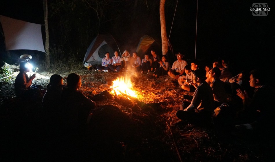 Đêm lửa trại của một đơn vị trong rừng xanh - Ảnh: Như Danh