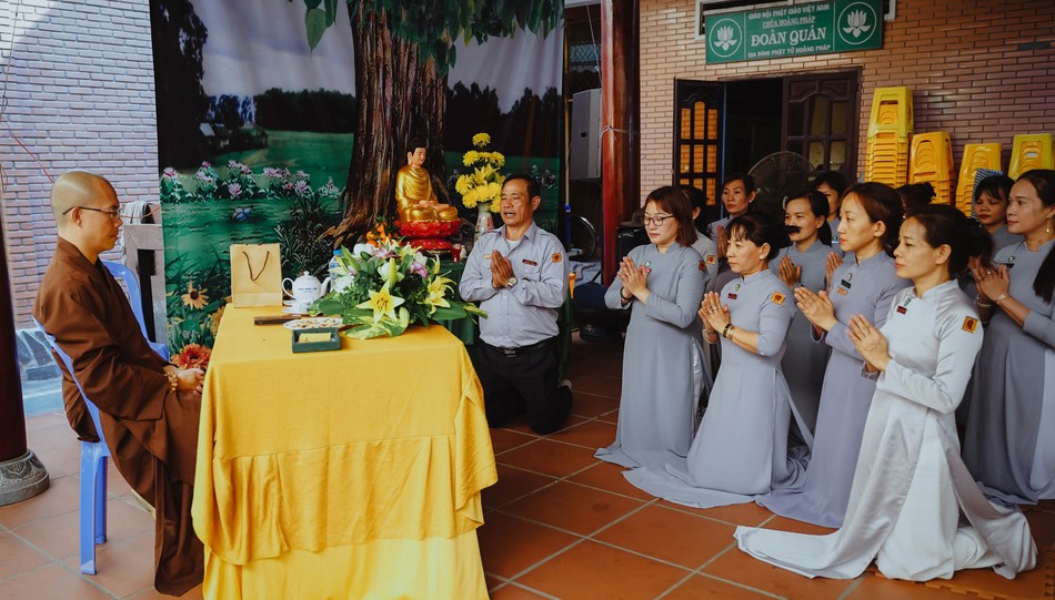 Gia đình Phật tử tri ân đến thầy cố vấn giáo hạnh - Ảnh: GĐPT Hoằng Pháp