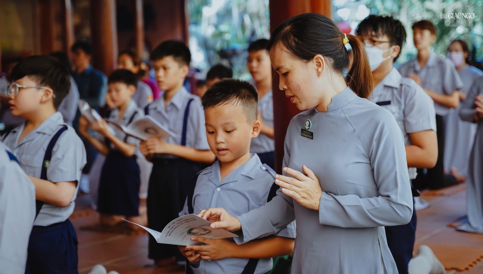 Chị và em trong thời lễ Phật, tụng kinh đầu giờ - Ảnh: GĐPT Hoằng Pháp