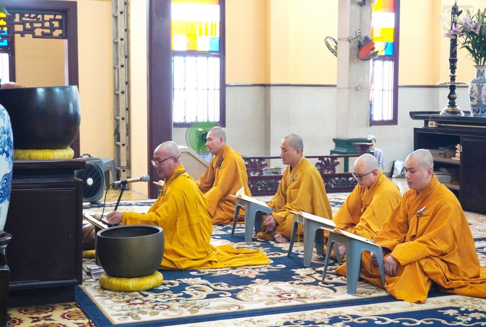 Khóa lễ tụng kinh cầu nguyện tại chánh điện Khóa lễ tụng kinh cầu nguyện tại chánh điện