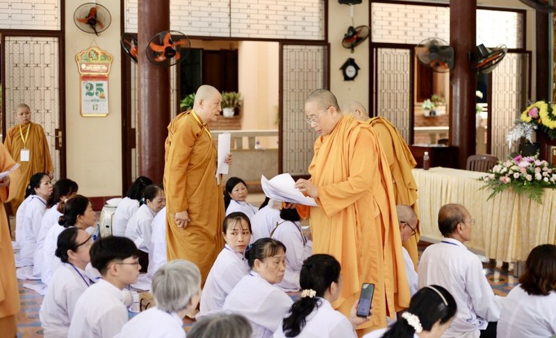 Ban Giám khảo phát đề thi