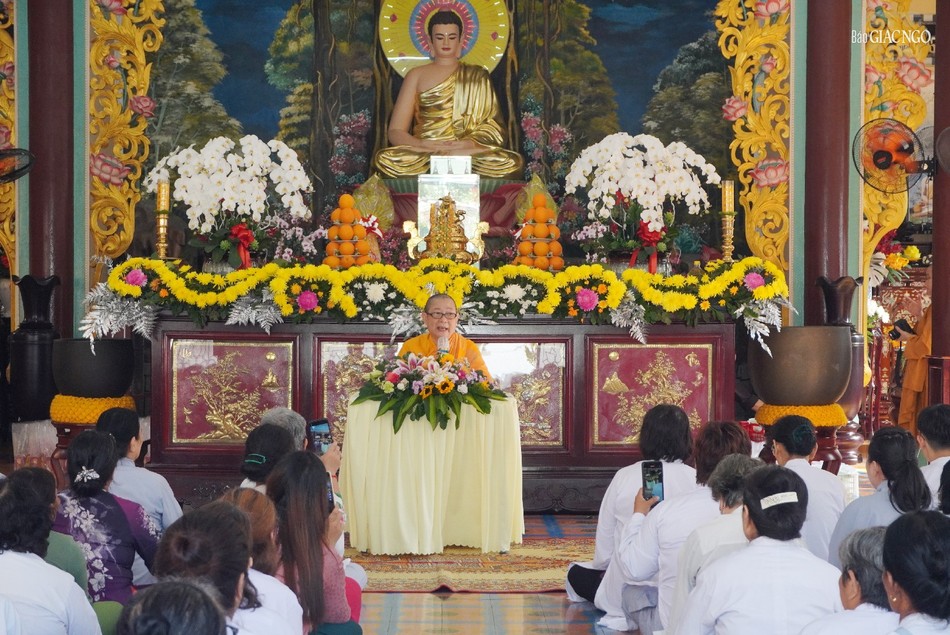 Trước đó tại chánh điện tịnh xá Ngọc Phương, Ni sư Thích nữ Phụng Liên đã có thời pháp thoại cho cư sĩ Phật tử Trước đó tại chánh điện tịnh xá Ngọc Phương, Ni sư Thích nữ Phụng Liên đã có thời pháp thoại cho cư sĩ Phật tử