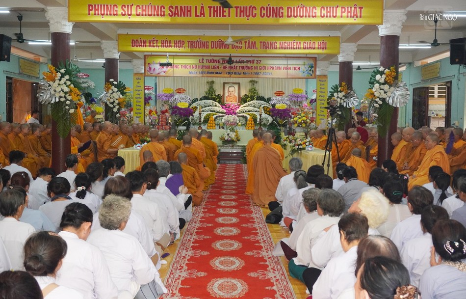 Đông đảo Phật tử về tịnh xá Ngọc Phương tưởng niệm Ni trưởng Huỳnh Liên Đông đảo Phật tử về tịnh xá Ngọc Phương tưởng niệm Ni trưởng Huỳnh Liên