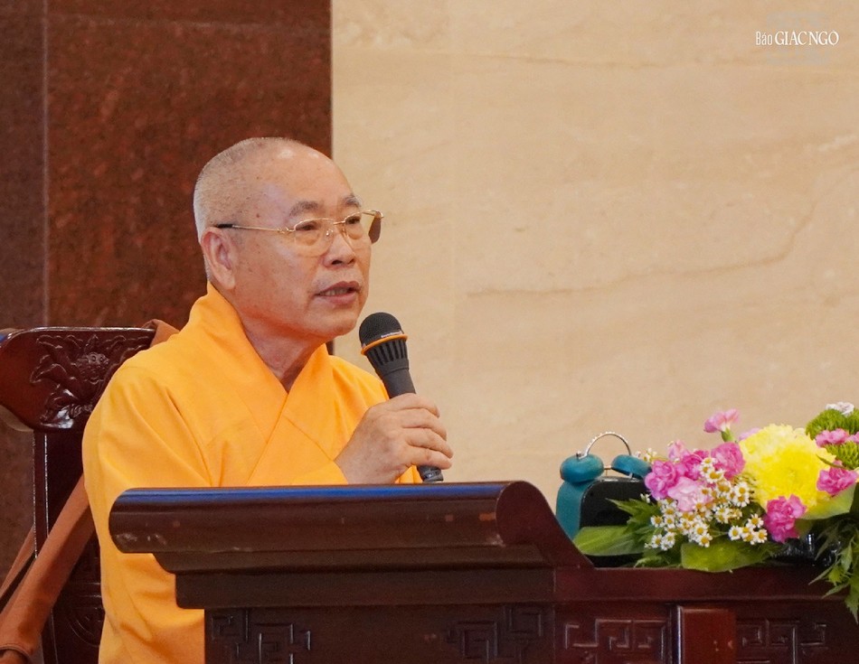 Hòa thượng Thích Viên Giác thuyết giảng tại khóa tu