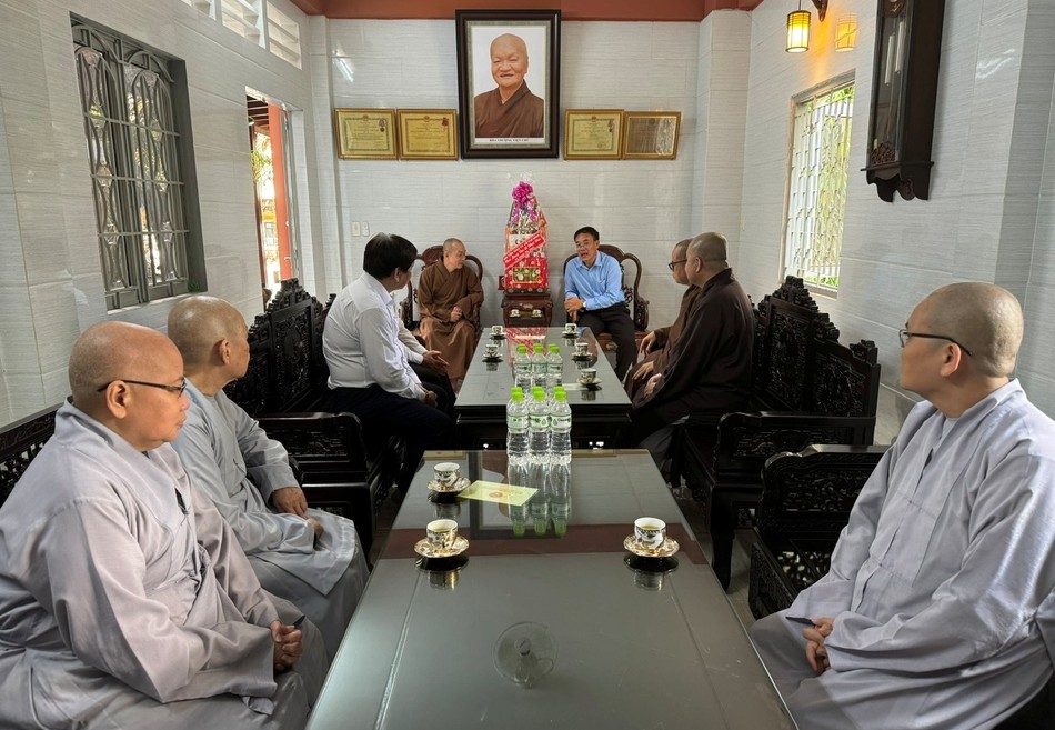 Tăng Ni Phật giáo quận 3 tiếp đoàn tại chùa Hưng Phước Tăng Ni Phật giáo quận 3 tiếp đoàn tại chùa Hưng Phước