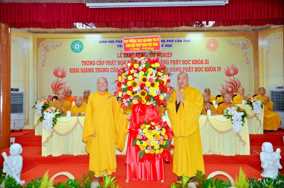 Thượng tọa Thích Bình Tâm, Hiệu trưởng Trường Trung cấp Phật học Cần Thơ đón nhận lẵng hoa chúc mừng của Ban Thường trực Hội đồng Trị sự