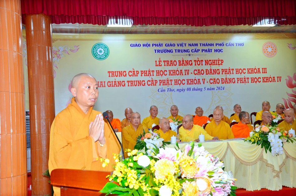 Đại đức Thích Thiện Hữu báo cáo kết quả đào tạo niên khóa 2021-2024