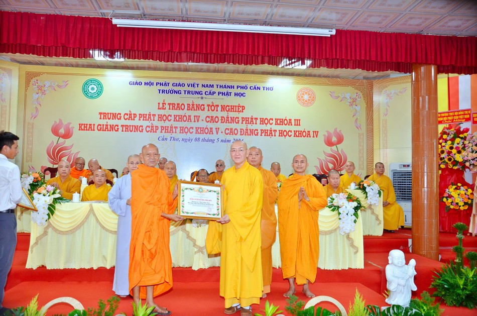 Hòa thượng Đào Như trao bằng Tuyên dương công đức của Hội đồng Trị sự đến chư tôn đức Ban Giám hiệu trường