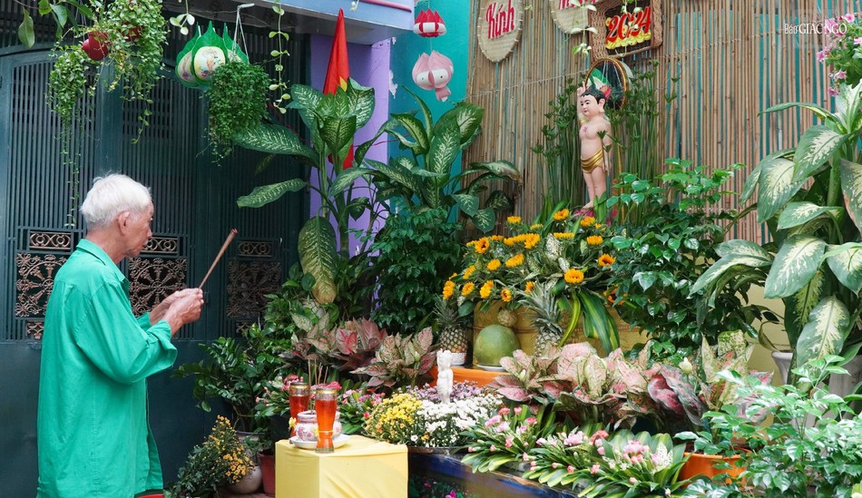 Phật tử Phạm Phi Định thắp hương tại lễ đài Phật đản hẻm 113 đường Trần Văn Đang