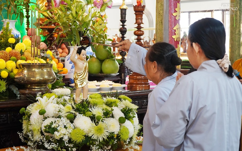 Phật tử lần lượt thực hiện nghi thức Tắm Phật